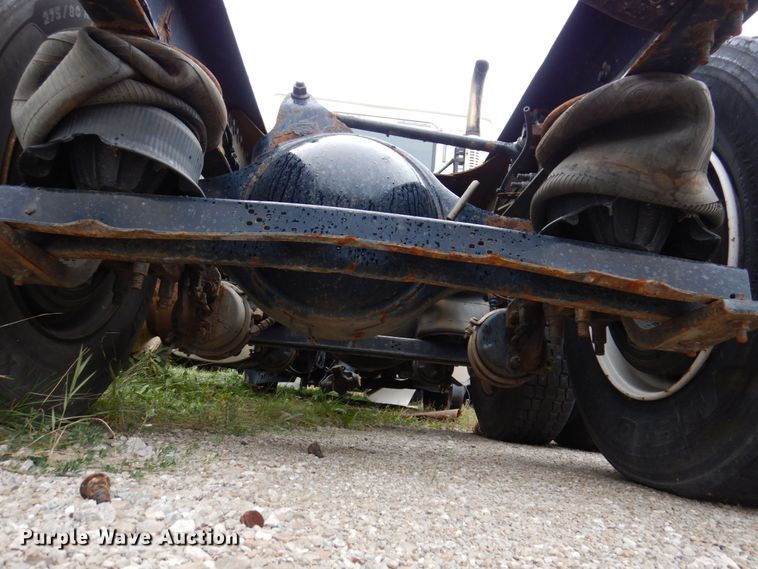 image for item JL9881 2013 Volvo VN  semi truck