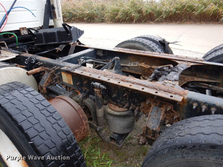 image for item JL9881 2013 Volvo VN  semi truck