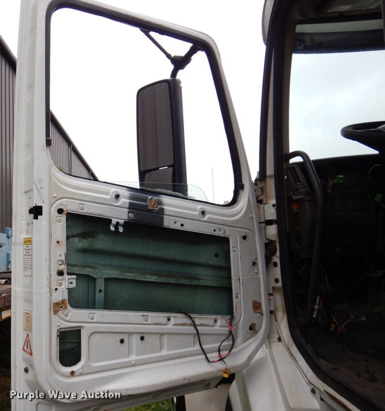 image for item JL9881 2013 Volvo VN  semi truck