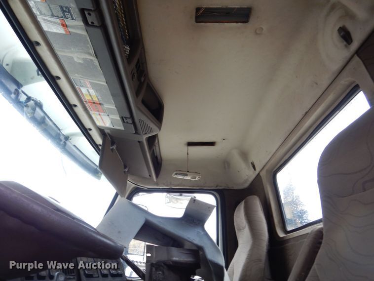 image for item JL9881 2013 Volvo VN  semi truck