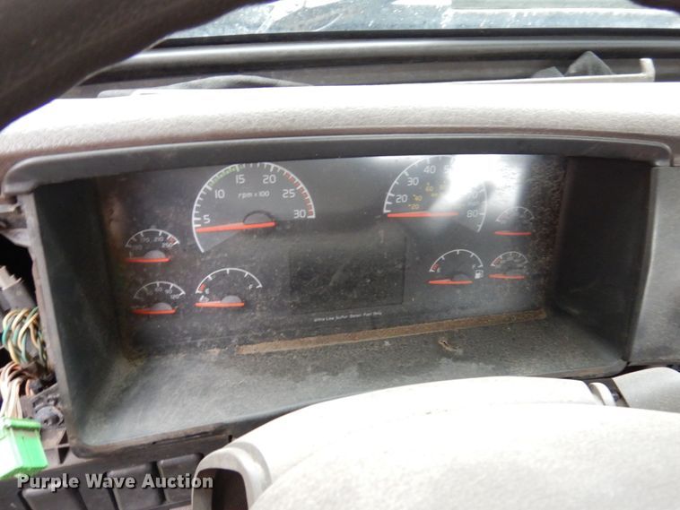 image for item JL9881 2013 Volvo VN  semi truck