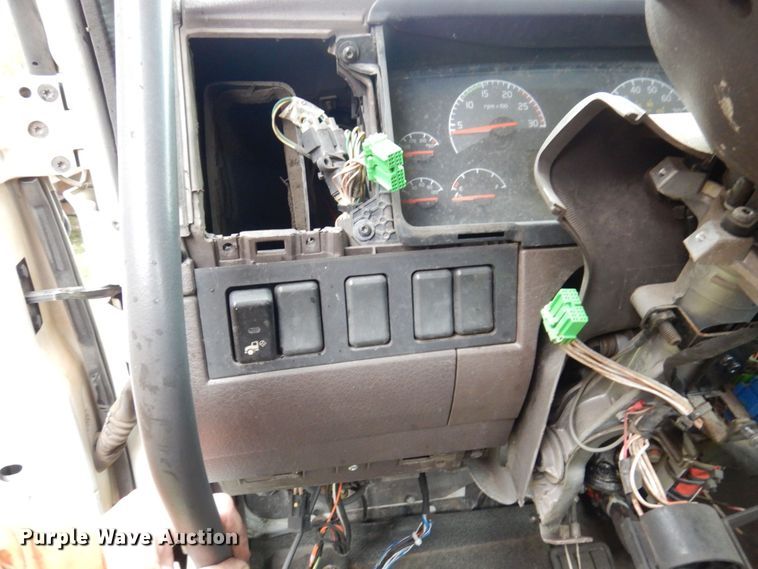 image for item JL9881 2013 Volvo VN  semi truck