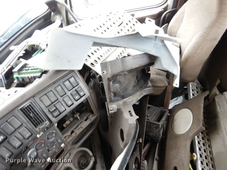 image for item JL9881 2013 Volvo VN  semi truck