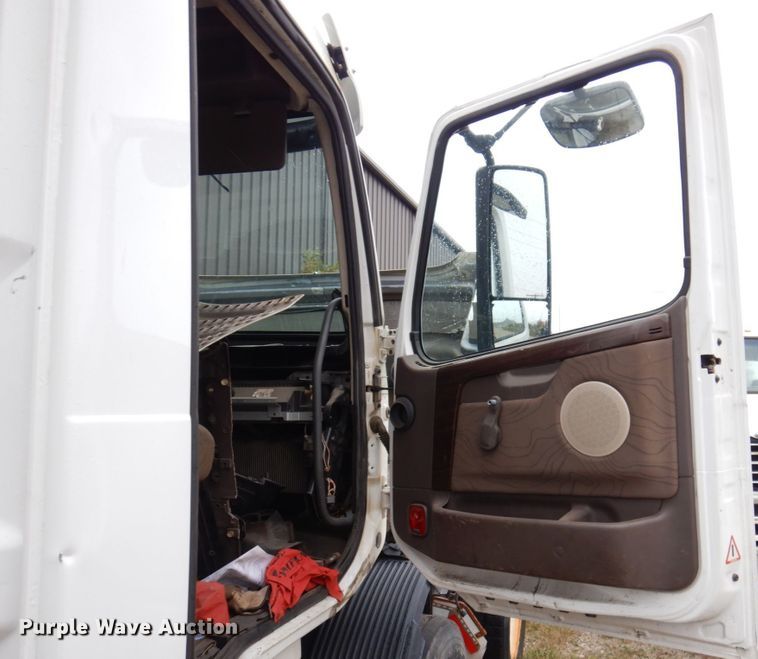 image for item JL9881 2013 Volvo VN  semi truck