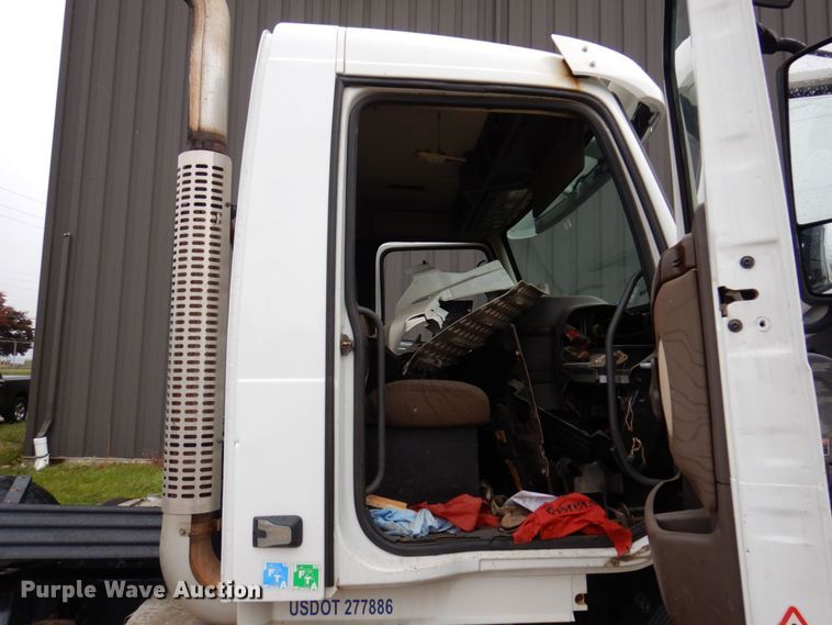 image for item JL9881 2013 Volvo VN  semi truck