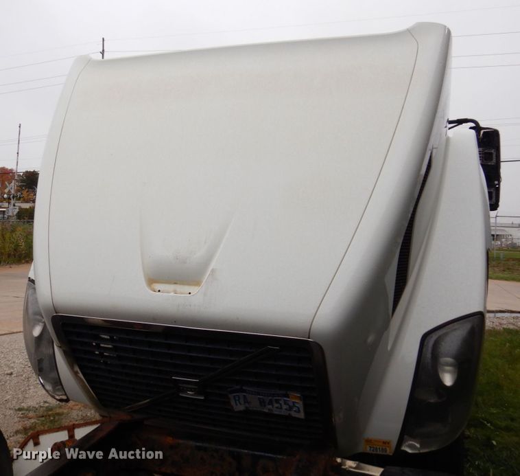 image for item JL9881 2013 Volvo VN  semi truck