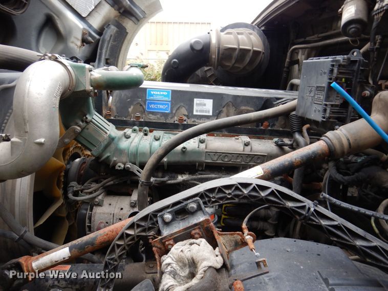 image for item JL9881 2013 Volvo VN  semi truck