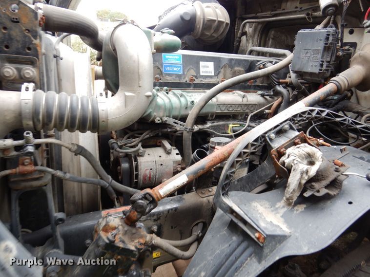 image for item JL9881 2013 Volvo VN  semi truck