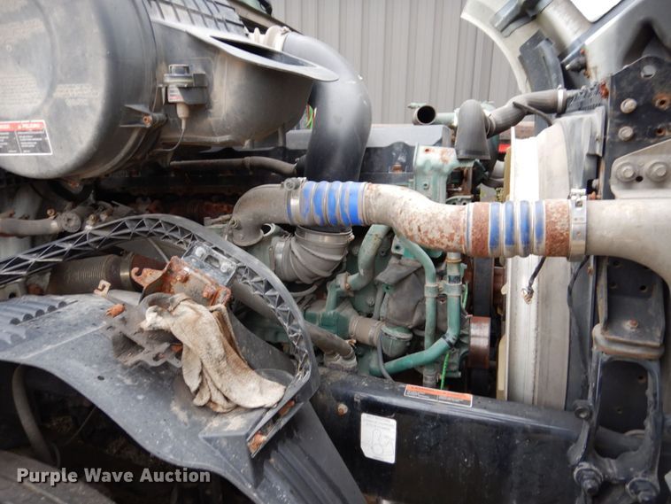 image for item JL9881 2013 Volvo VN  semi truck