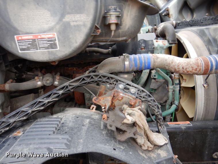 image for item JL9881 2013 Volvo VN  semi truck