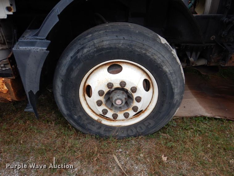 image for item JL9881 2013 Volvo VN  semi truck