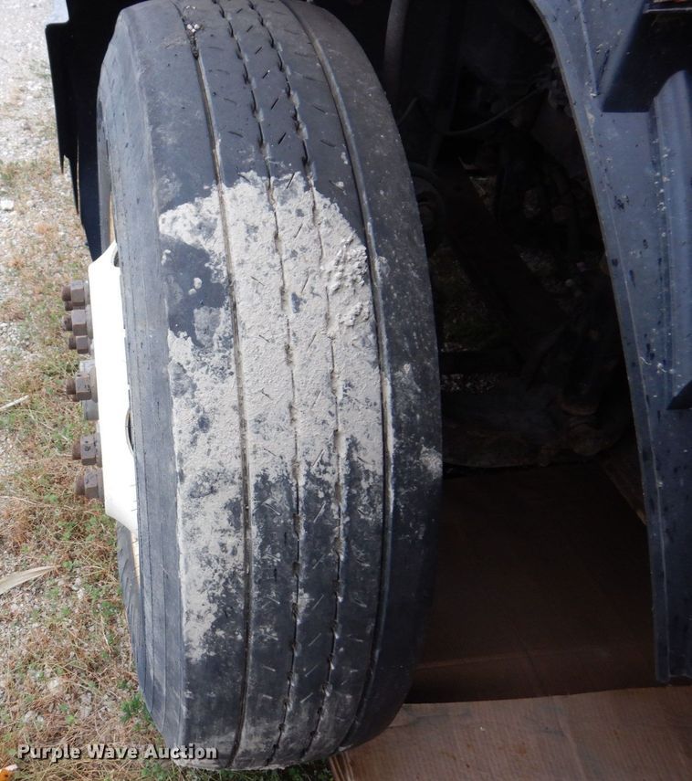 image for item JL9881 2013 Volvo VN  semi truck