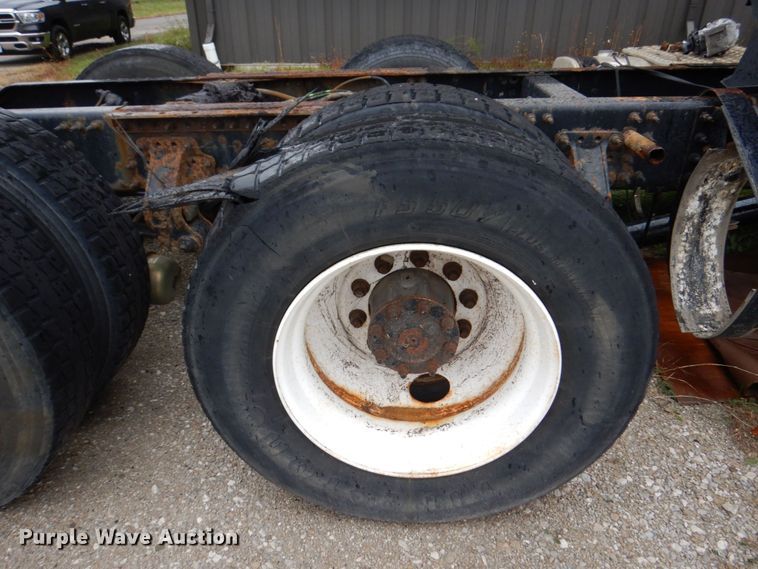 image for item JL9881 2013 Volvo VN  semi truck