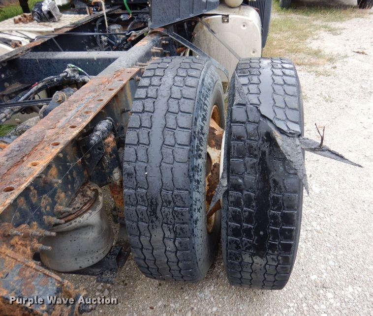 image for item JL9881 2013 Volvo VN  semi truck