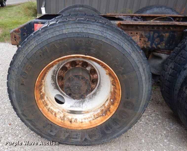 image for item JL9881 2013 Volvo VN  semi truck