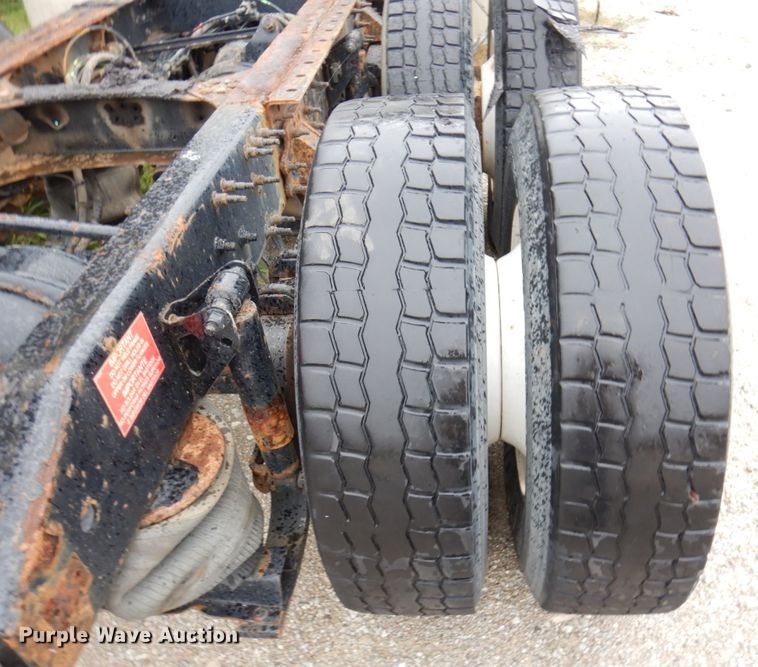 image for item JL9881 2013 Volvo VN  semi truck