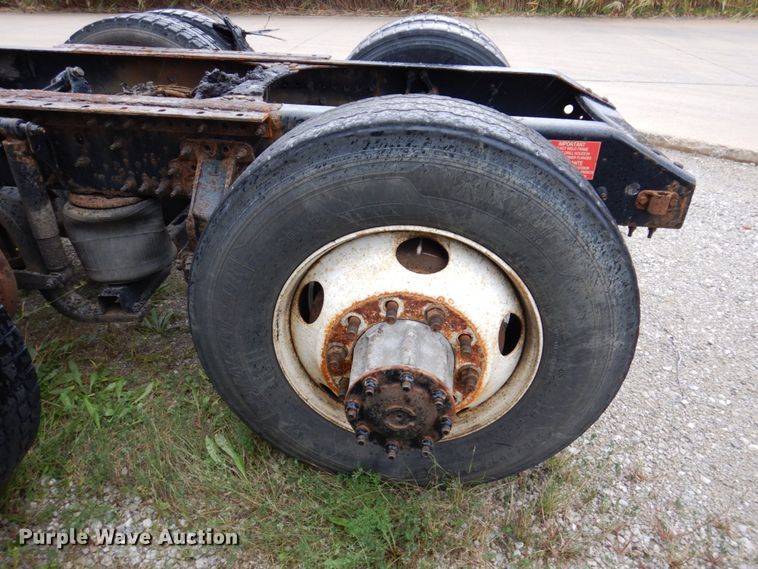 image for item JL9881 2013 Volvo VN  semi truck