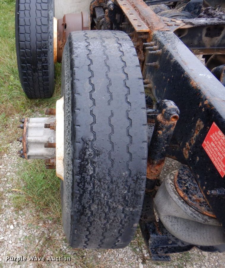 image for item JL9881 2013 Volvo VN  semi truck