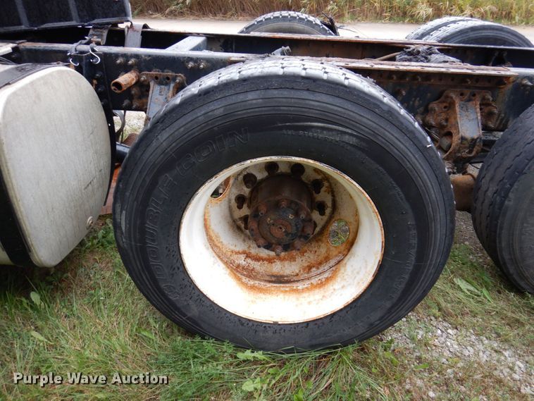 image for item JL9881 2013 Volvo VN  semi truck