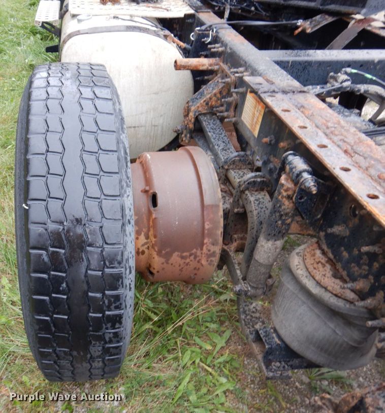 image for item JL9881 2013 Volvo VN  semi truck