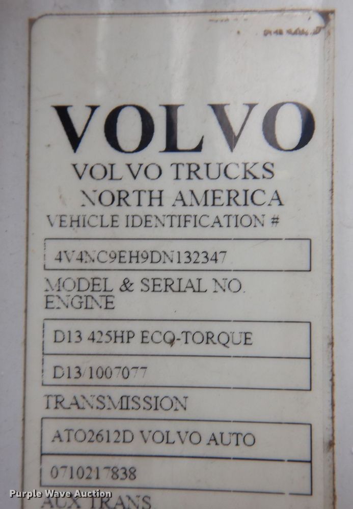 image for item JL9881 2013 Volvo VN  semi truck