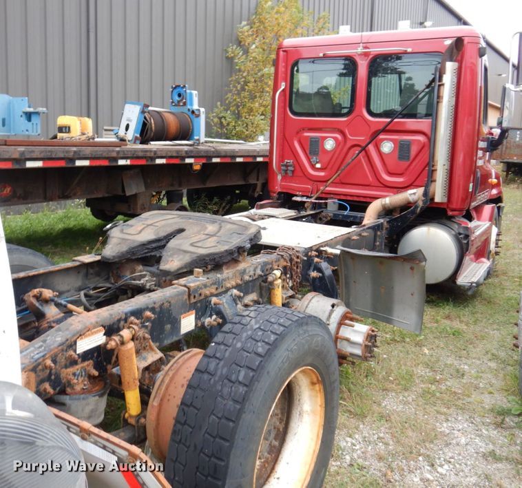 image for item JL9882 2009 Freightliner Cascadia  semi truck