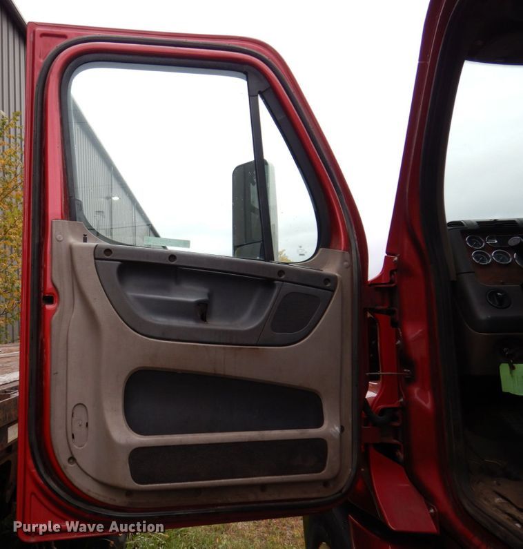 image for item JL9882 2009 Freightliner Cascadia  semi truck