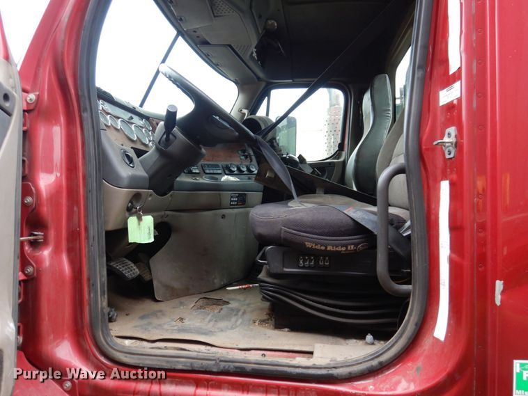 image for item JL9882 2009 Freightliner Cascadia  semi truck