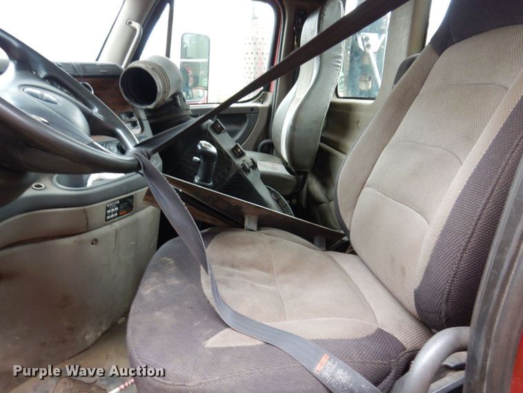 image for item JL9882 2009 Freightliner Cascadia  semi truck