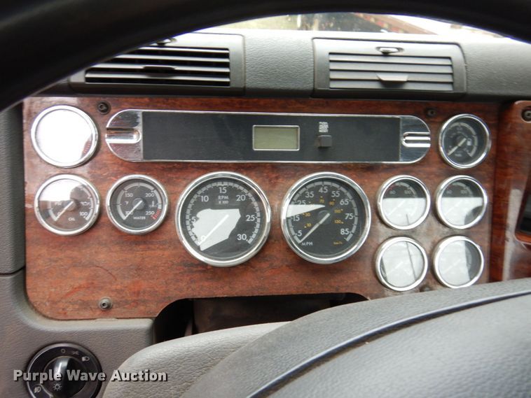 image for item JL9882 2009 Freightliner Cascadia  semi truck