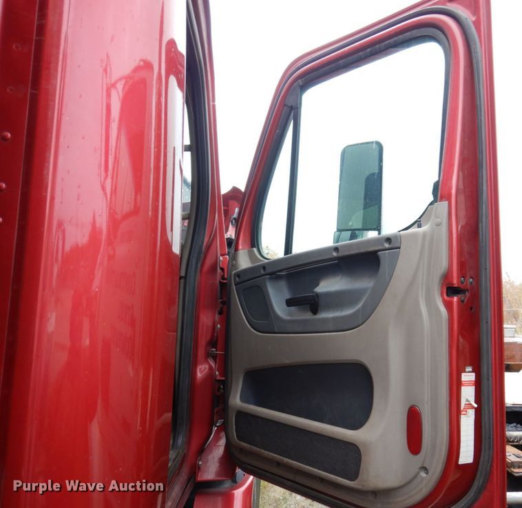 image for item JL9882 2009 Freightliner Cascadia  semi truck