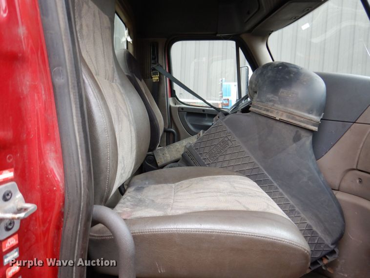 image for item JL9882 2009 Freightliner Cascadia  semi truck