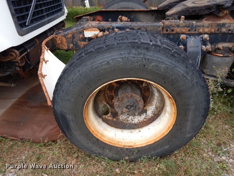 image for item JL9882 2009 Freightliner Cascadia  semi truck