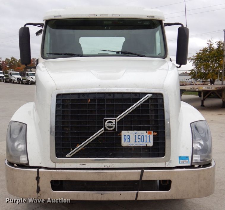 image for item JL9884 2015 Volvo VN  semi truck