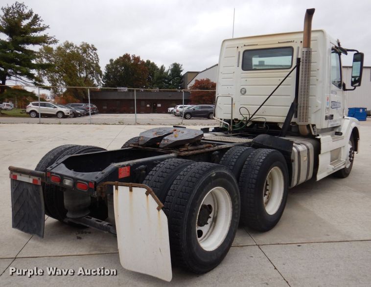 image for item JL9884 2015 Volvo VN  semi truck