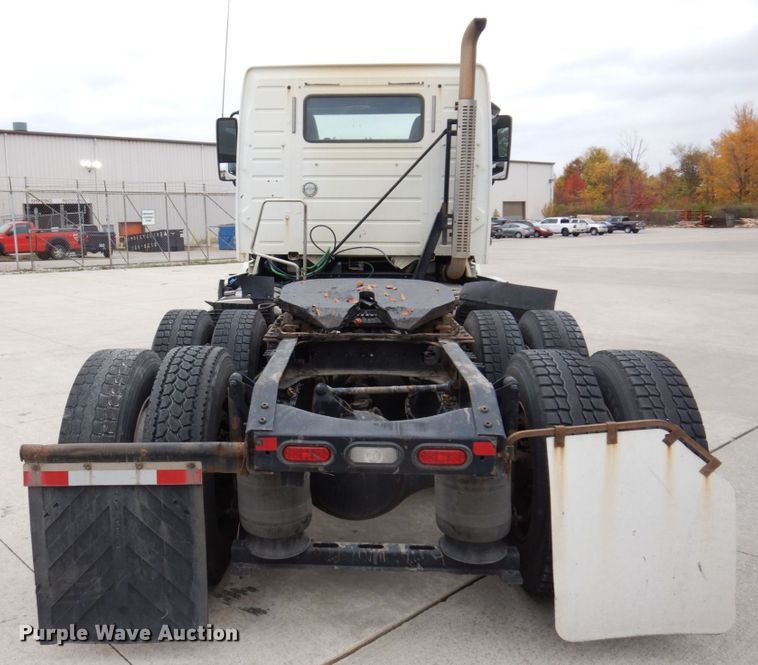 image for item JL9884 2015 Volvo VN  semi truck