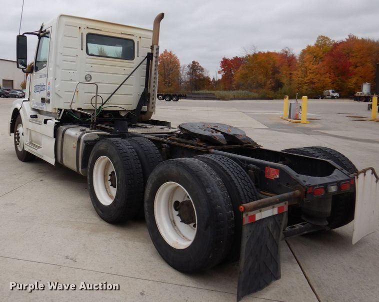 image for item JL9884 2015 Volvo VN  semi truck