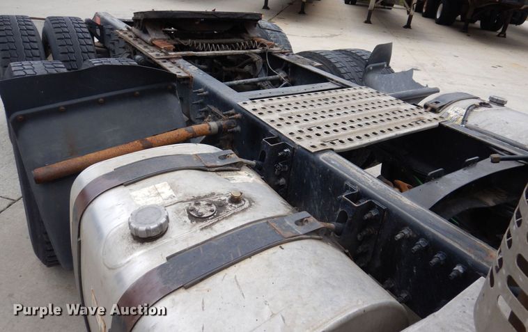 image for item JL9884 2015 Volvo VN  semi truck