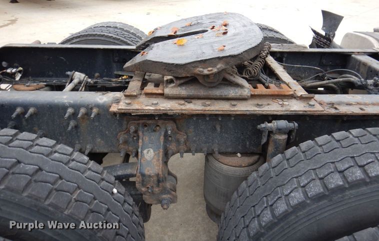 image for item JL9884 2015 Volvo VN  semi truck