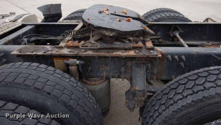 image for item JL9884 2015 Volvo VN  semi truck