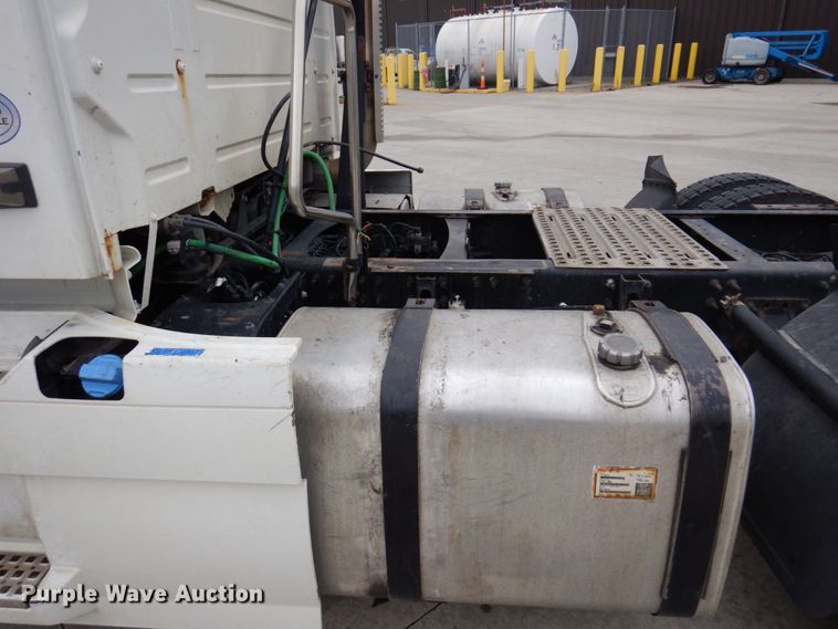 image for item JL9884 2015 Volvo VN  semi truck