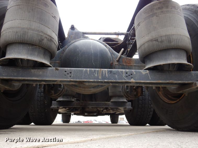 image for item JL9884 2015 Volvo VN  semi truck