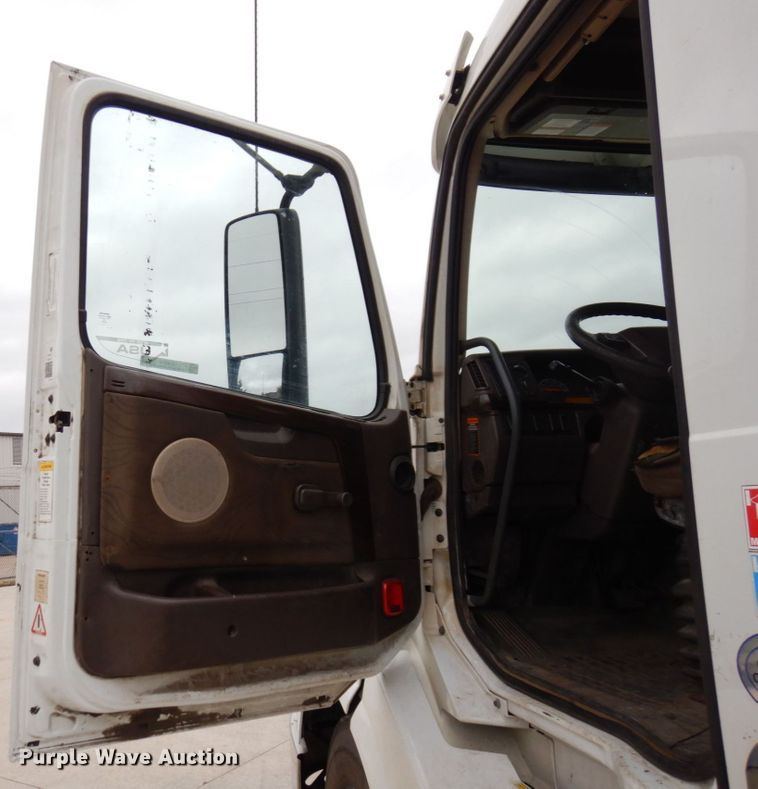 image for item JL9884 2015 Volvo VN  semi truck