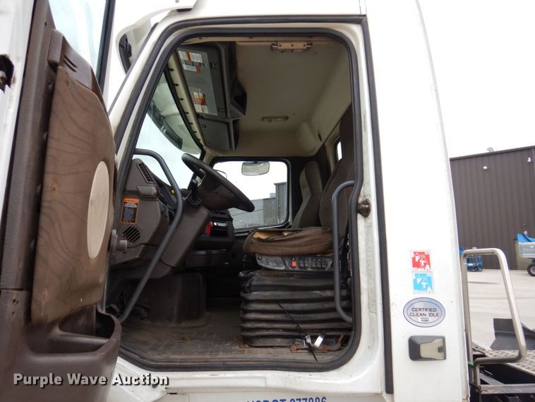 image for item JL9884 2015 Volvo VN  semi truck