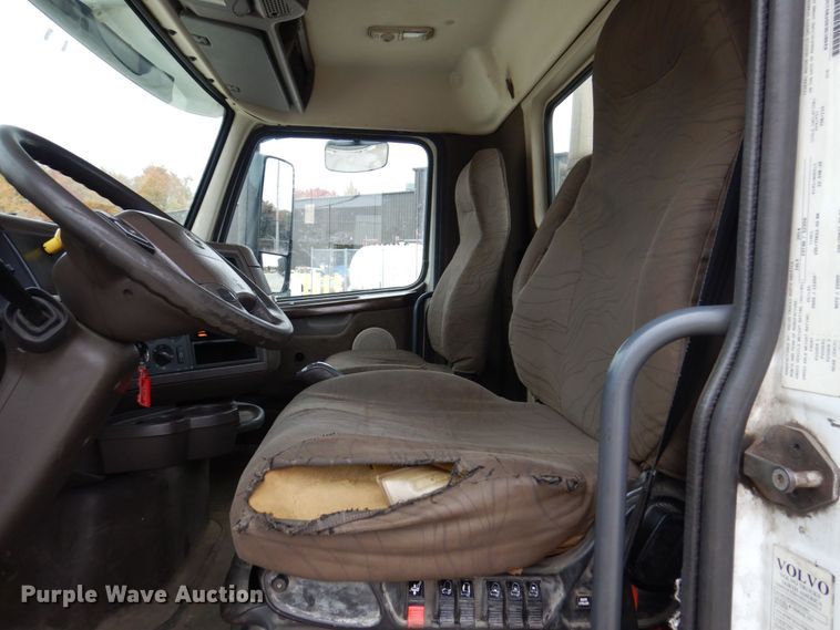 image for item JL9884 2015 Volvo VN  semi truck