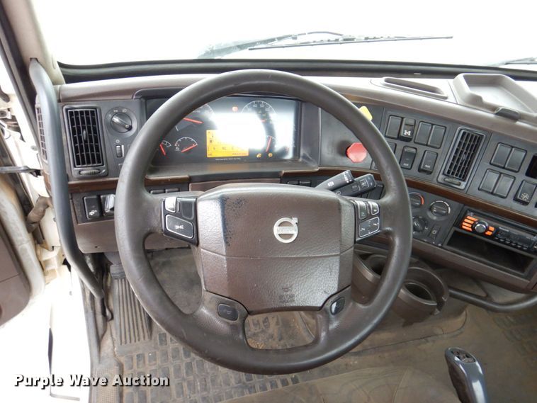 image for item JL9884 2015 Volvo VN  semi truck