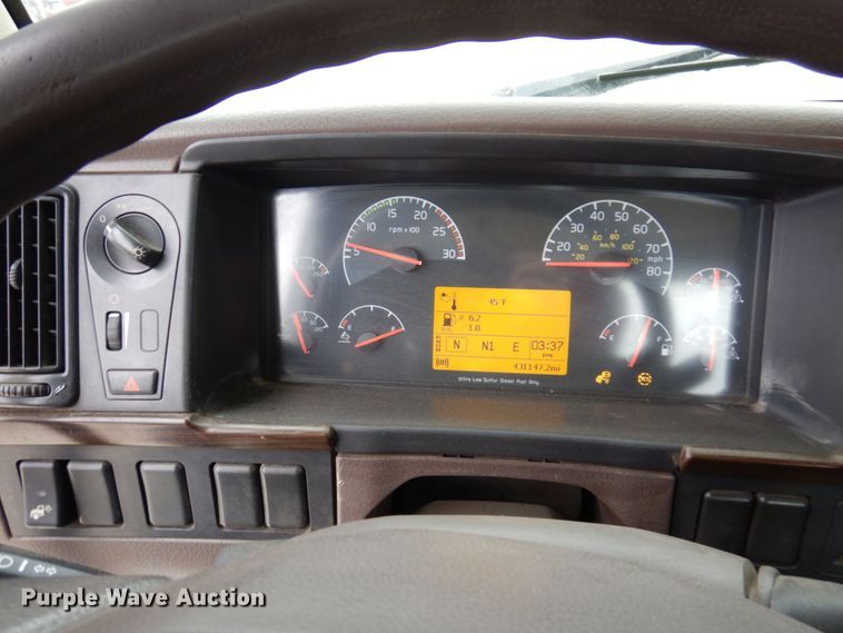 image for item JL9884 2015 Volvo VN  semi truck