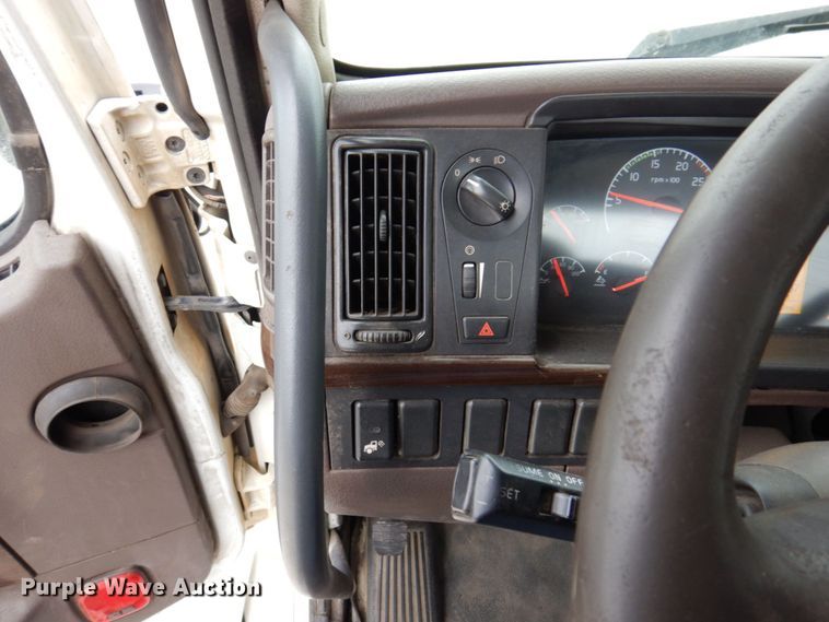 image for item JL9884 2015 Volvo VN  semi truck