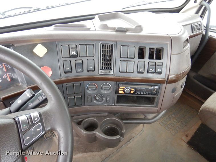 image for item JL9884 2015 Volvo VN  semi truck