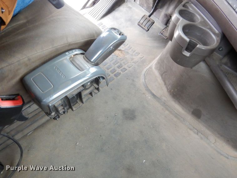 image for item JL9884 2015 Volvo VN  semi truck